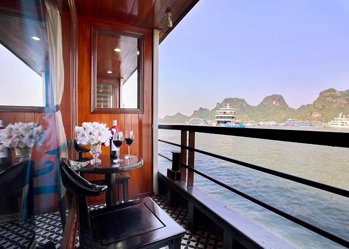 Botel Aqua Elegance Cruise - Bay By Ahg 5*