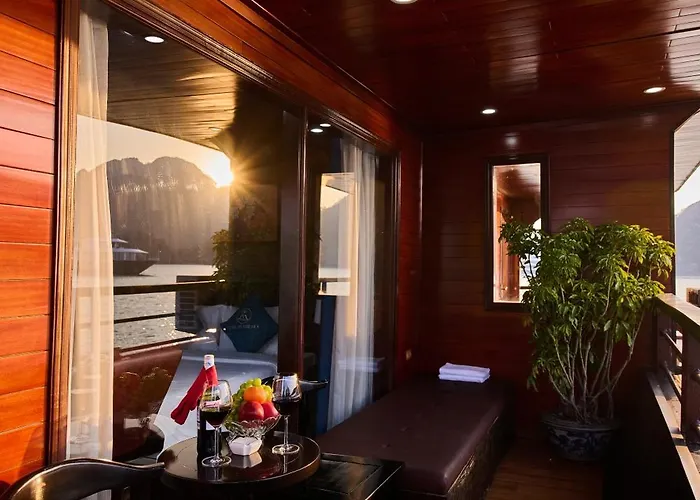 Botel Aqua Elegance Cruise - Bay By Ahg 5*