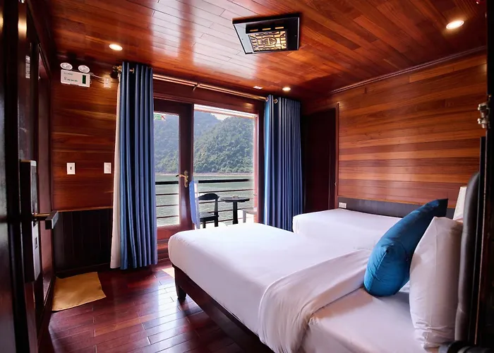 Botel Aqua Elegance Cruise - Bay By Ahg 5*