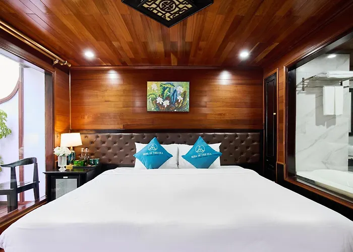 Botel Aqua Elegance Cruise - Bay By Ahg Hạ Long