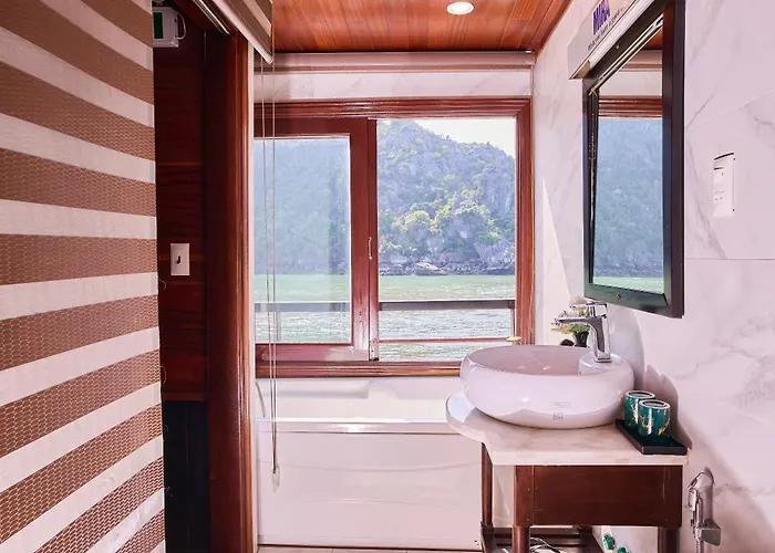 Botel Aqua Elegance Cruise - Bay By Ahg 5*