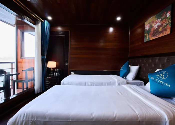 Botel Aqua Elegance Cruise - Bay By Ahg 5*