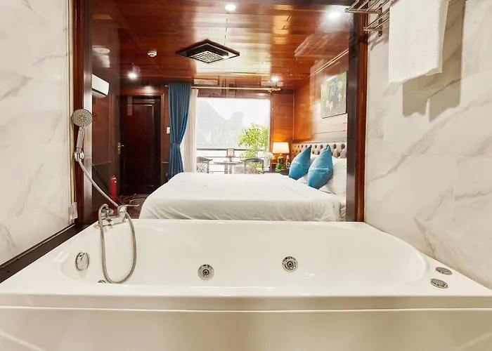 Botel Aqua Elegance Cruise - Bay By Ahg