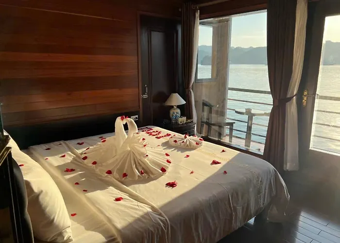 Botel Aqua Elegance Cruise - Bay By Ahg Ha Long