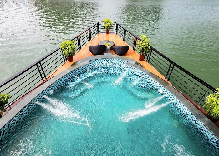 Botel Aqua Elegance Cruise - Bay By Ahg 5*
