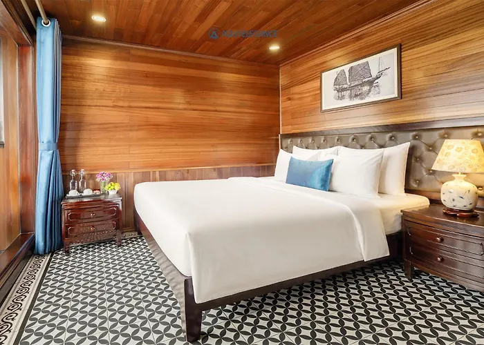 Botel Aqua Elegance Cruise - Bay By Ahg 5*